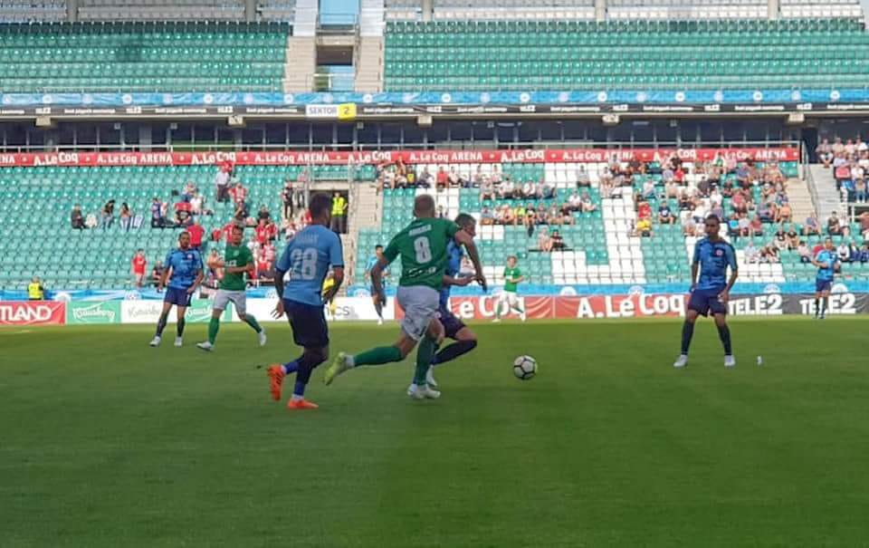 לואיי טאהא פורץ קדימה באסטוניה. חנן ממן צופה. לא כוחות (צילום: באדיבות הפועל תדיראן באר שבע)